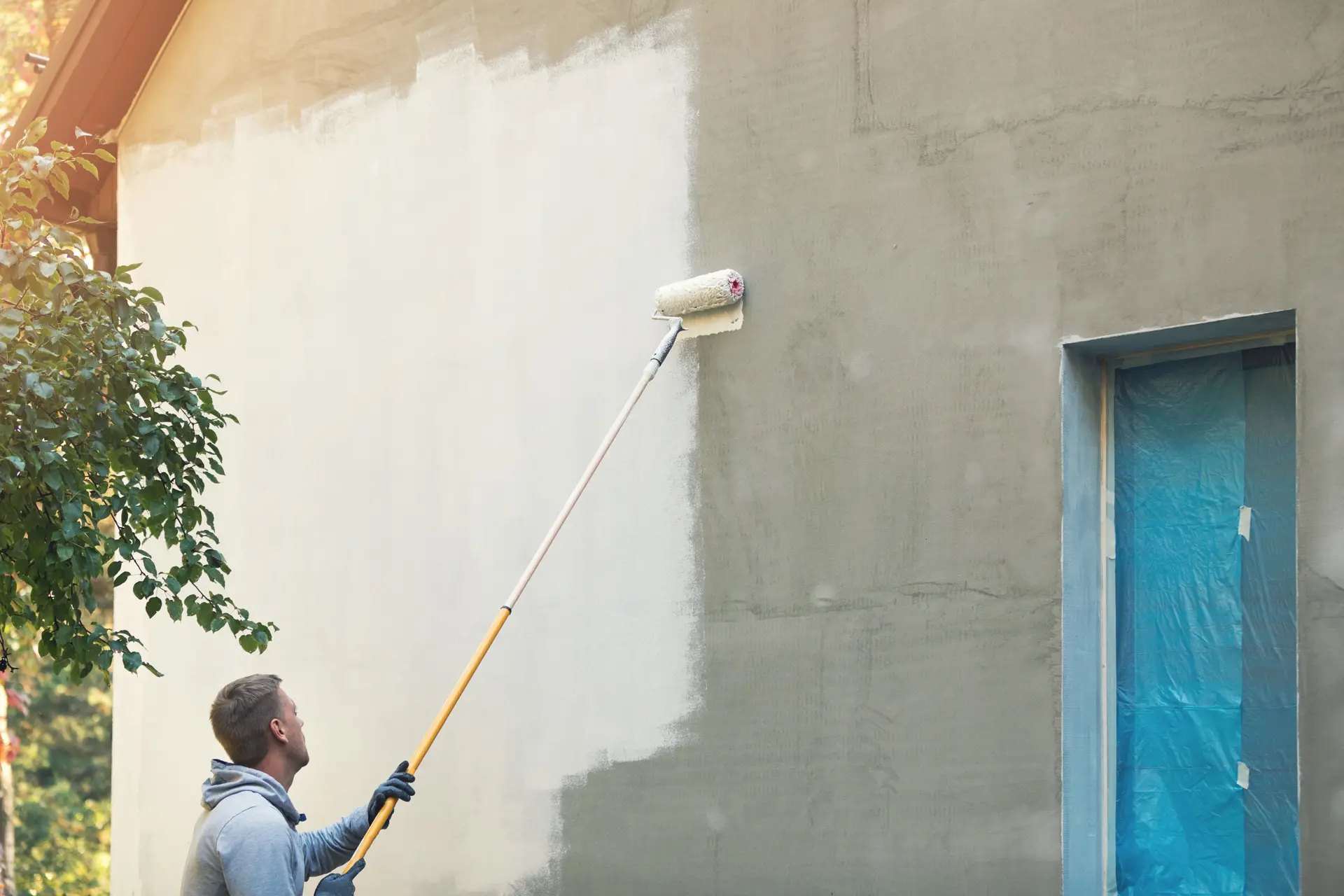 Pintor trabajando en una fachada en Fuengirola